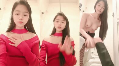 校花女神性感黑丝露脸在厕所偷偷的挣狼友的压岁钱，听狼友指挥揉奶抠逼，把自己搞到高潮喷水舔弄手指好骚啊